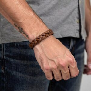 دستبند چرمی مردانه مدل Deri 1041 ترک با بند چرمی بافت‌دار قهوه‌ای سوخته و قفل فلزی برنز مات در فروشگاه النگو