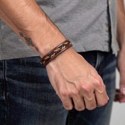 دستبند چرمی مردانه مدل Deri 1040 ترک با بدنه چرم قهوه‌ای تیره و نوار بافت‌دار مشکی و کاراملی و قفل فلزی مشکی در فروشگاه النگو